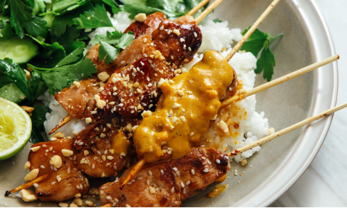 BROCHETTES DE POULET ET SAUCE SATAY À L'ARACHIDE